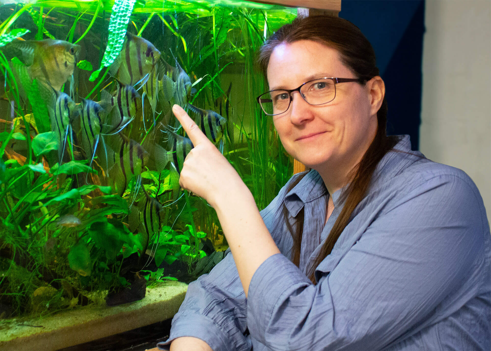 Autorin Maike Wilstermann Hildebrand vor einem Aquarium mit Skalaran